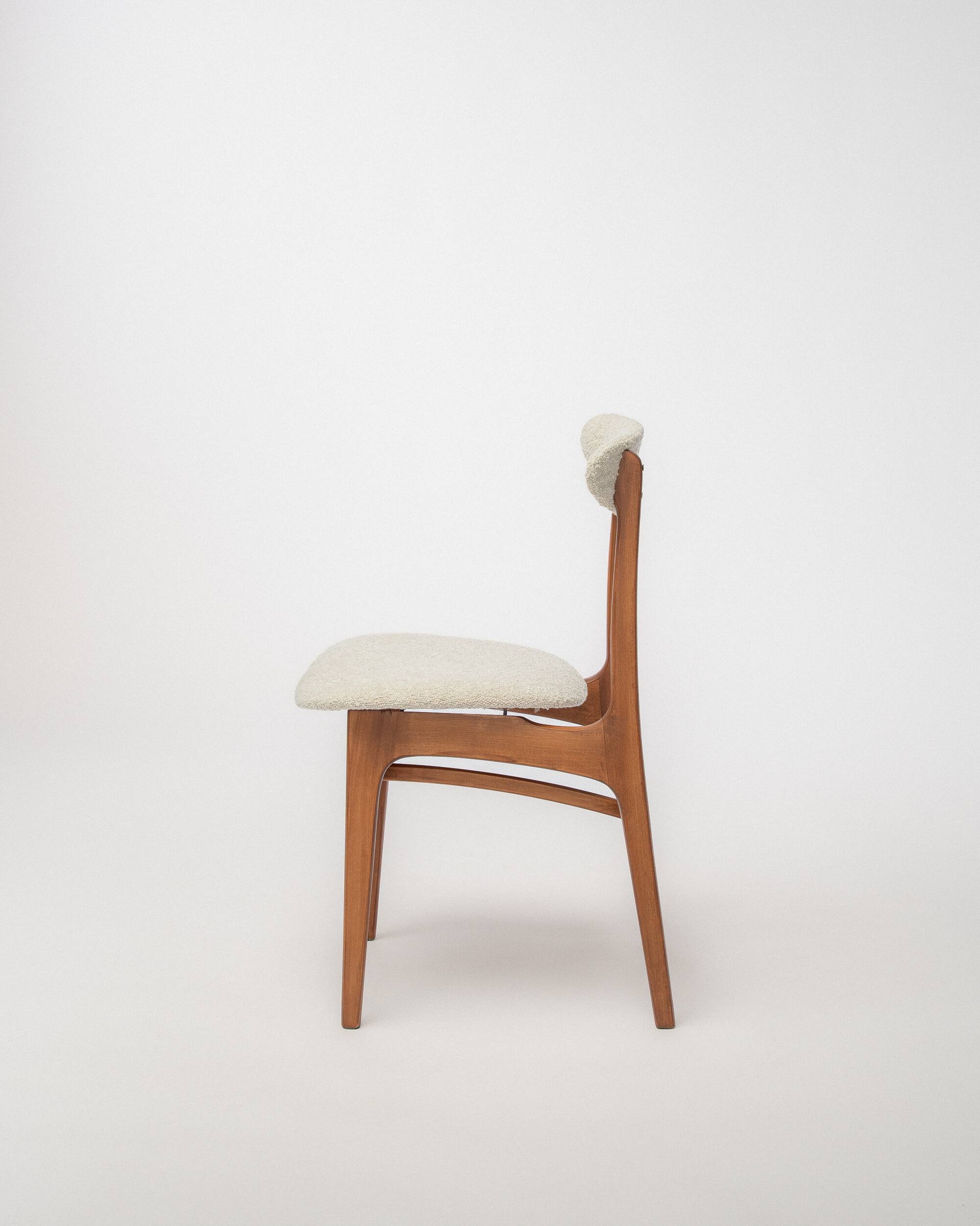 Chaise de salle à manger vintage du milieu du siècle par Rajmund Hałas, restaurée