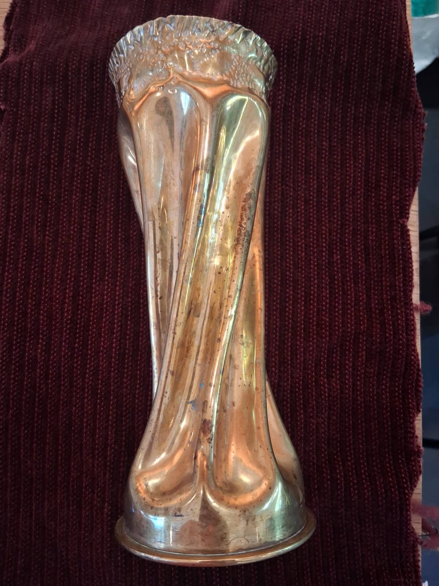 Large Art Nouveau vase in repoussé brass – floral decoration – around 1900