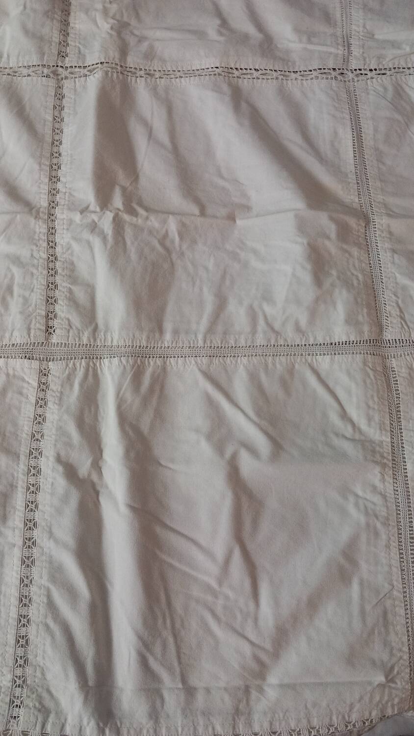 Nappe blanche carrée brodée