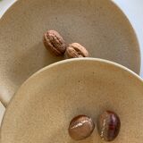 Flat stoneware plates
