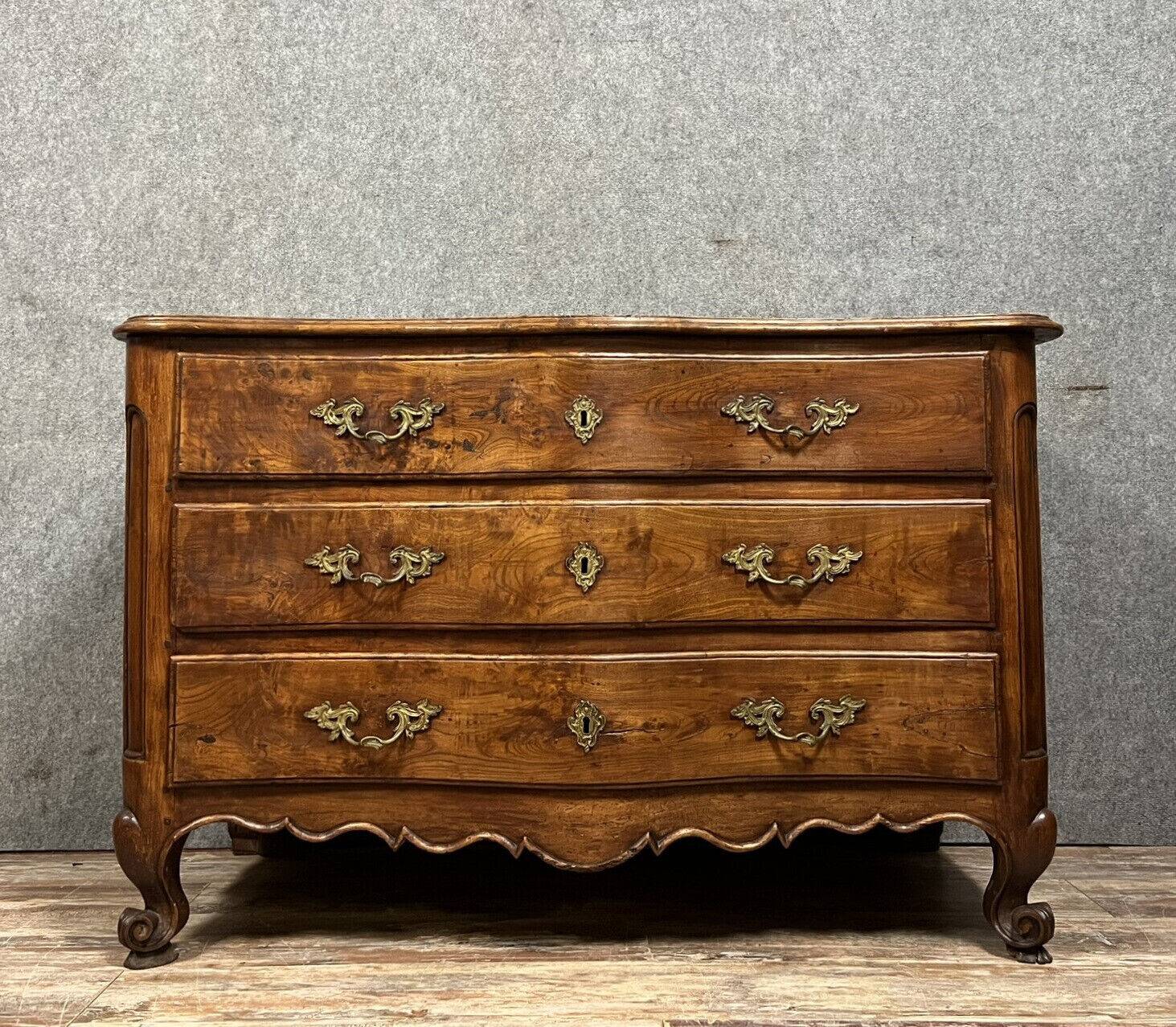 Curved Louis XV period chest of drawers in solid elm mid-18th century