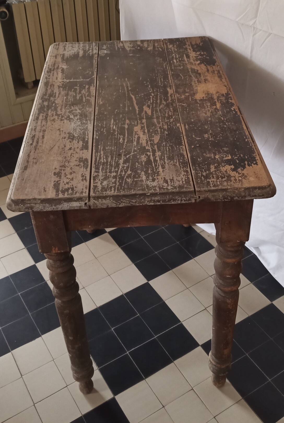 Table with turned legs