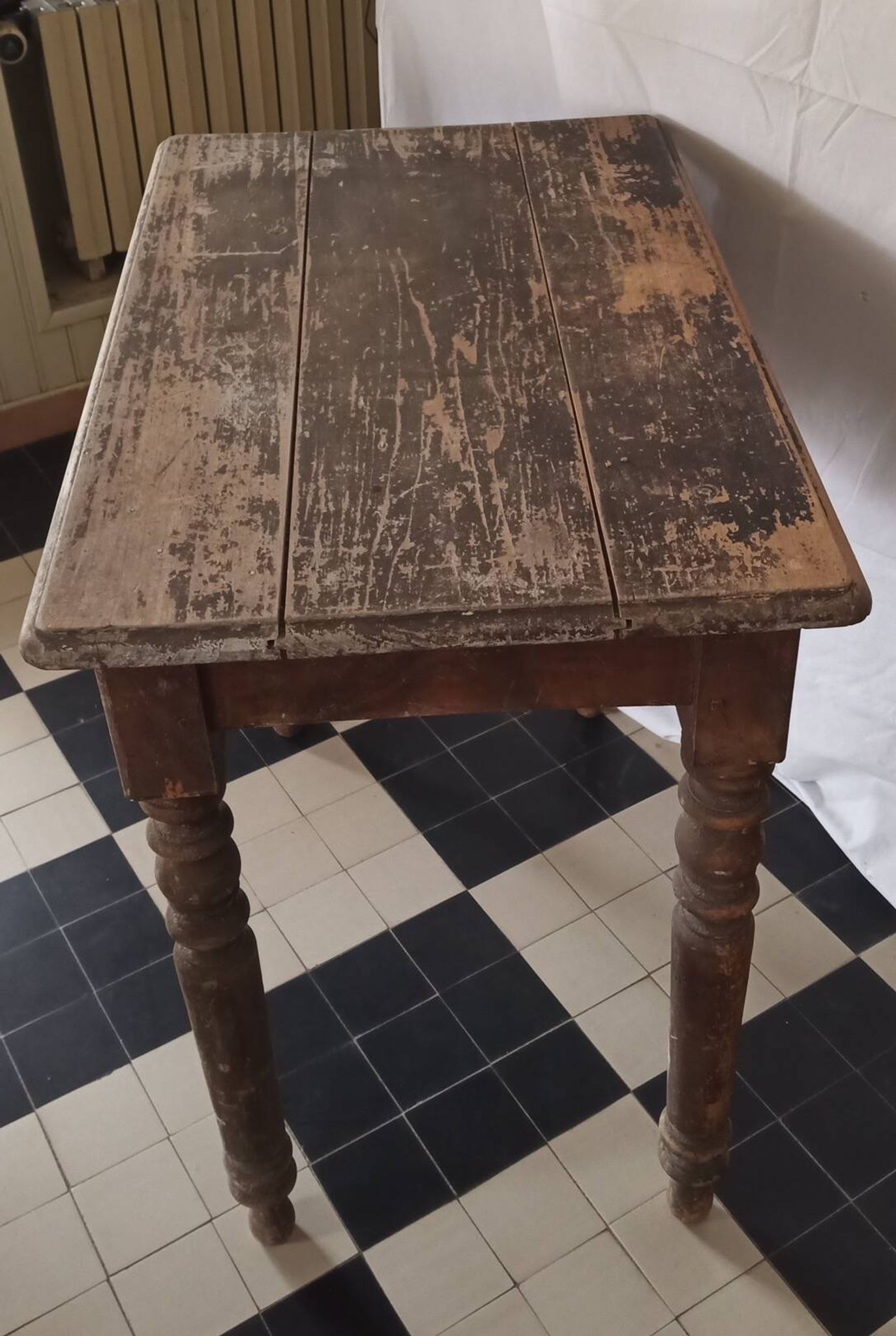 Table with turned legs