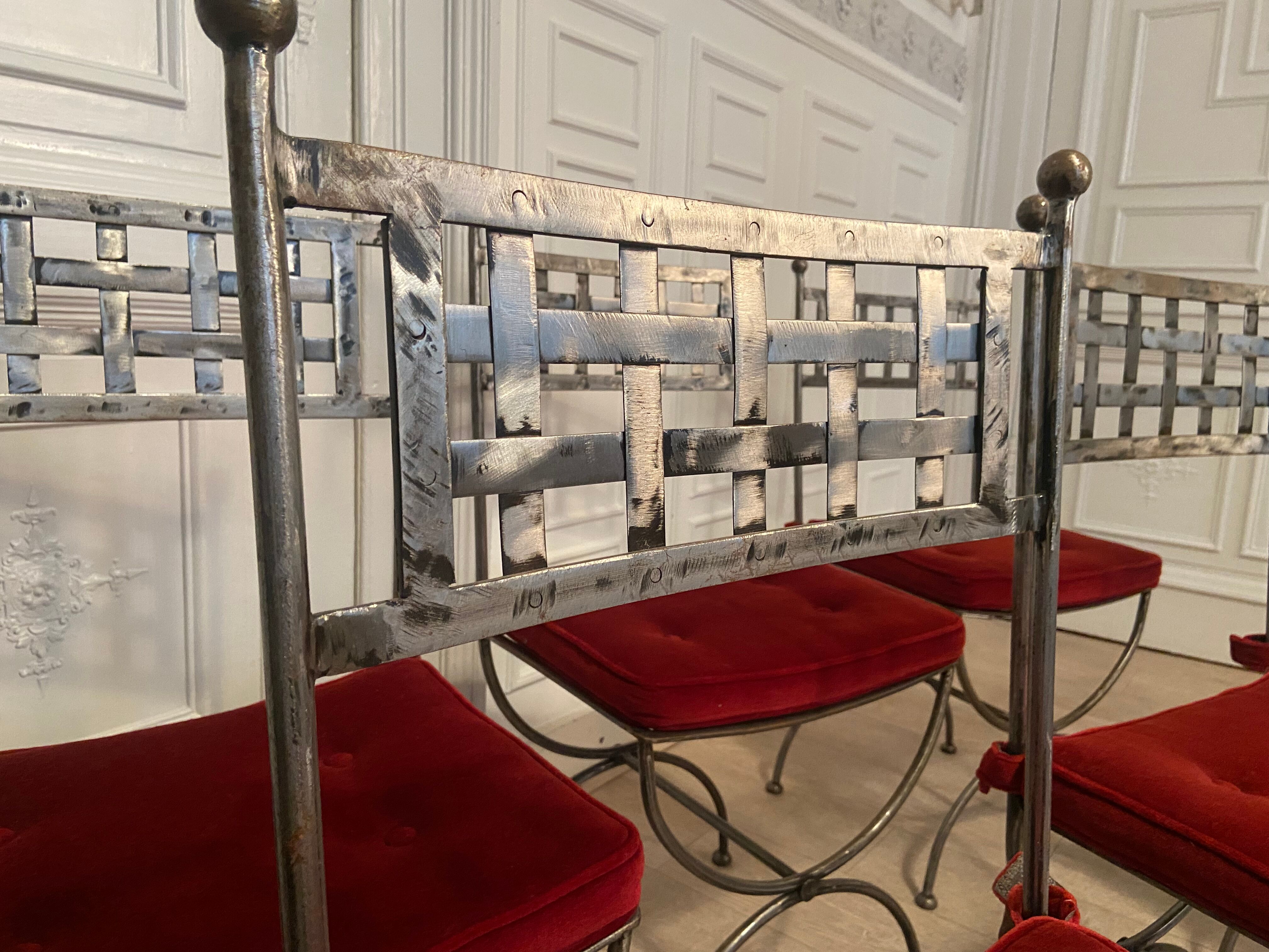 6 chaises curule en fer forgé avec assise en velours rouge