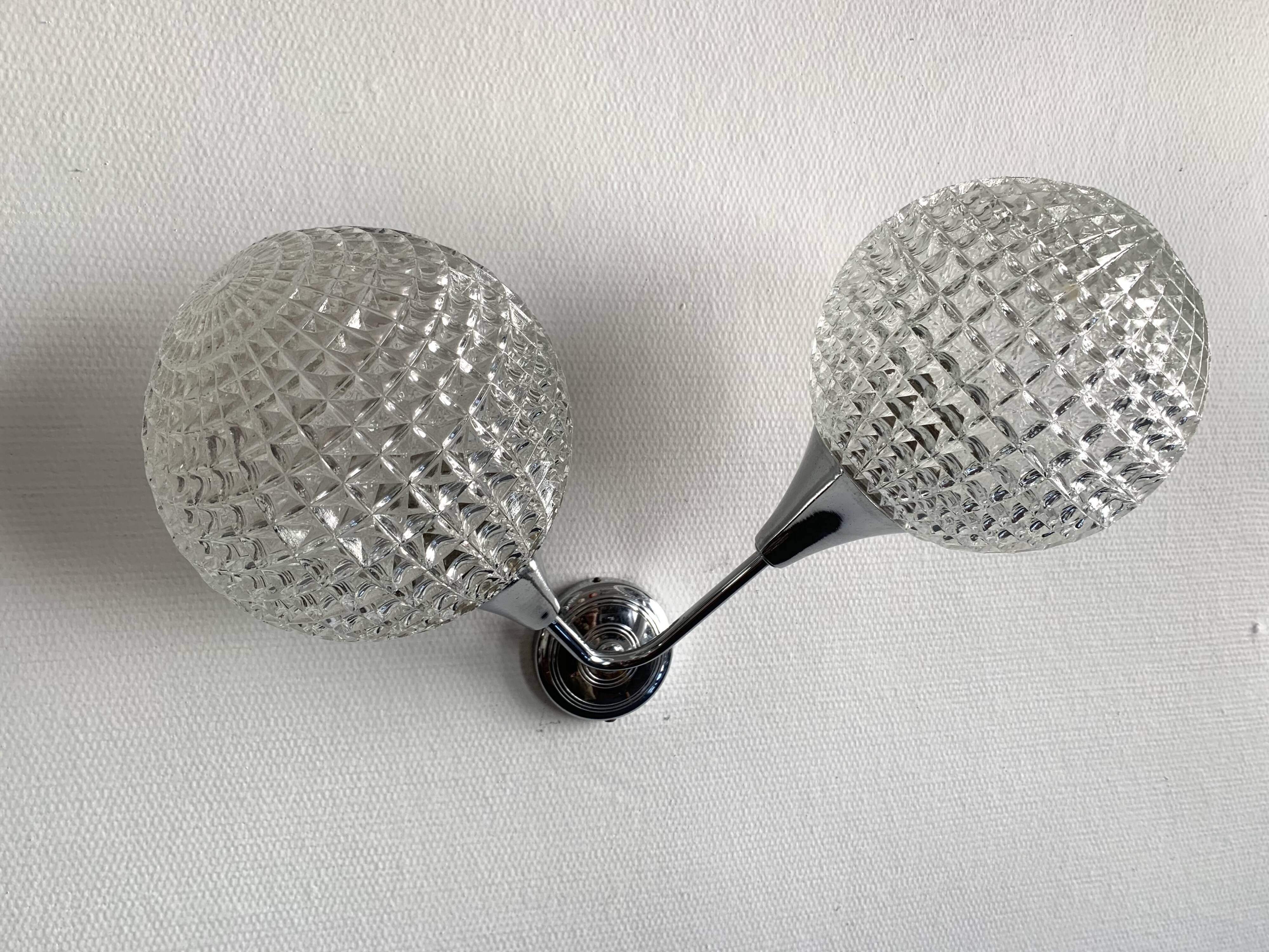 Double wall sconce and globe in diamond-pointed chiseled glass, 1960