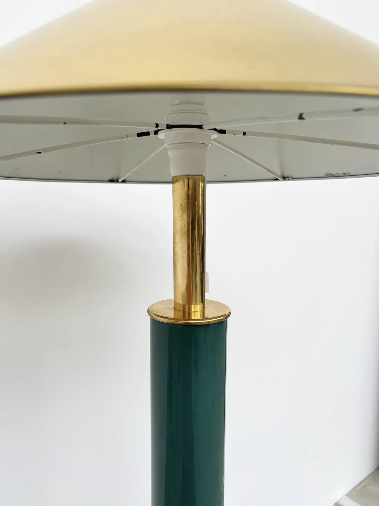 Lacquered metal floor lamp in green with a golden shade — Coolie shape — 1970s-1980s