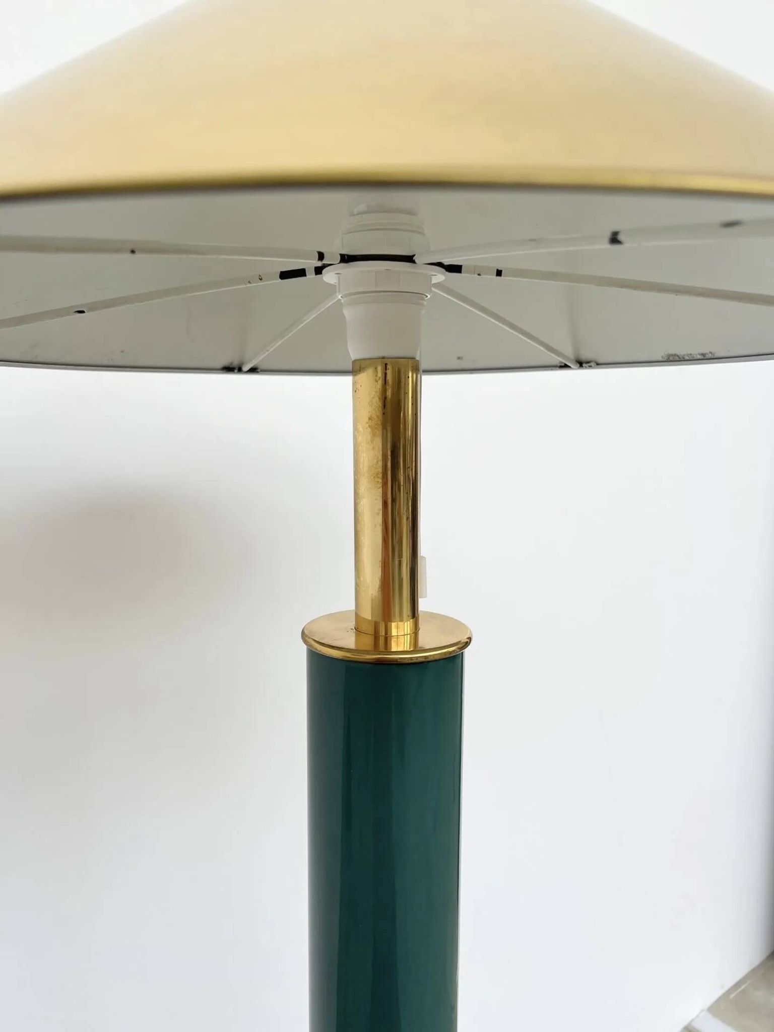Lacquered metal floor lamp in green with a golden shade — Coolie shape — 1970s-80s