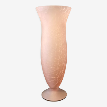 Vase en pâte de verre craquelé, couleur rose. forme conique sur piédouche