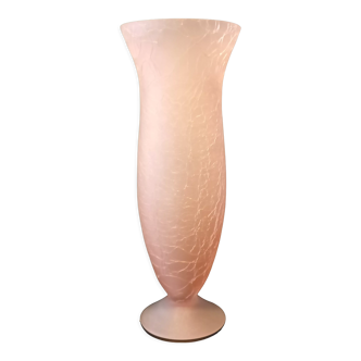 Vase en pâte de verre craquelé, couleur rose. forme conique sur piédouche