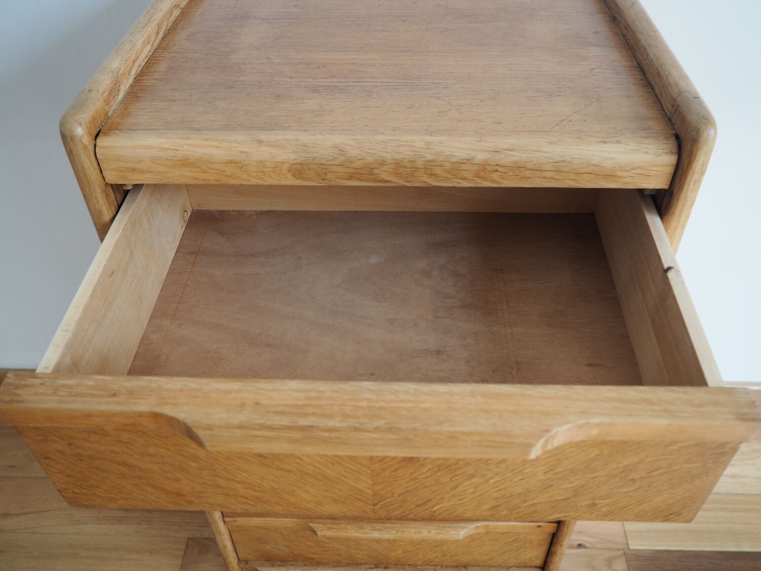 Dresser feet compass