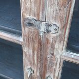 Armoire vitrée en bois ancien blanchi