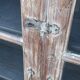 Armoire vitrée en bois ancien blanchi