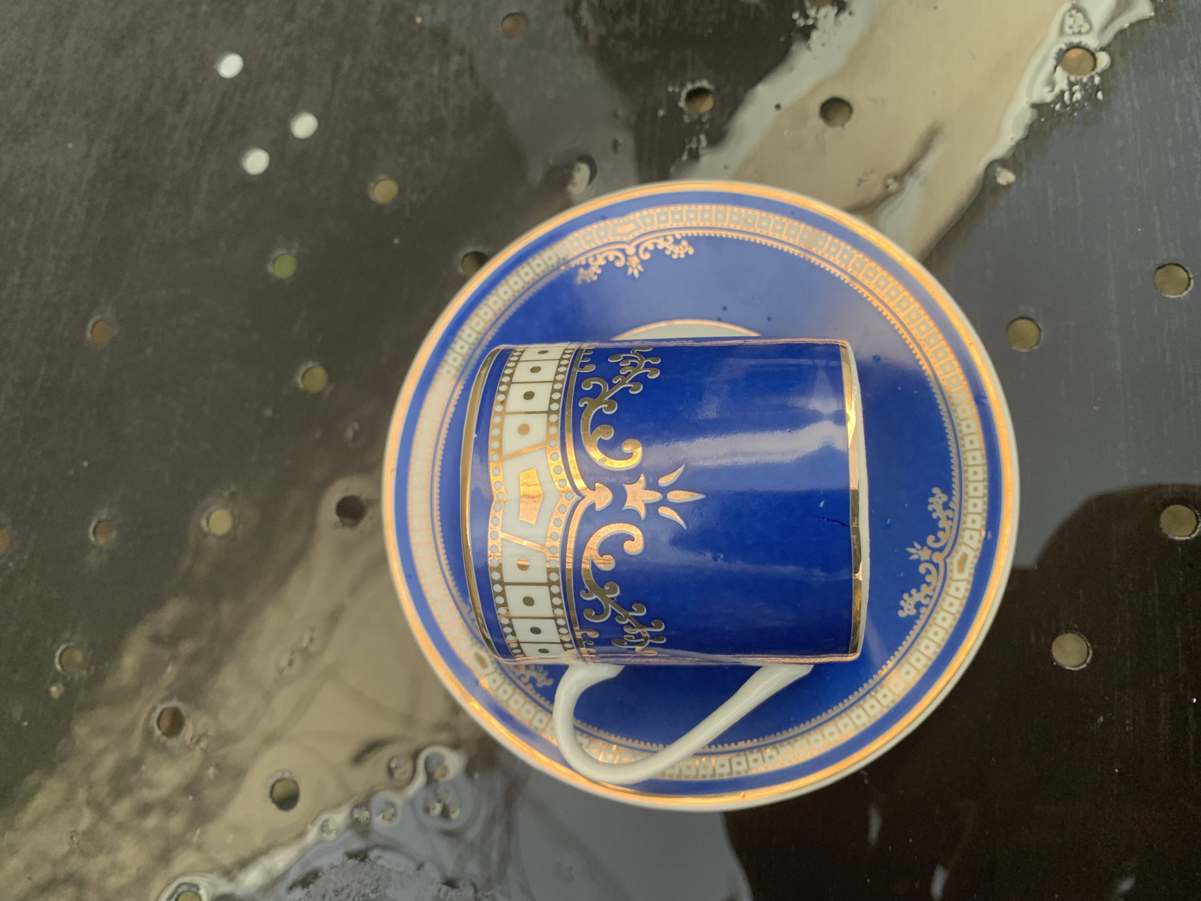 Porcelain coffee service, composed of 12 pieces, 6 cups and 6 saucers, royal blue color