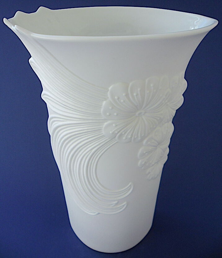 White porcelain biscuit vase, "Floralie" line, Kaiser factory (Germany)