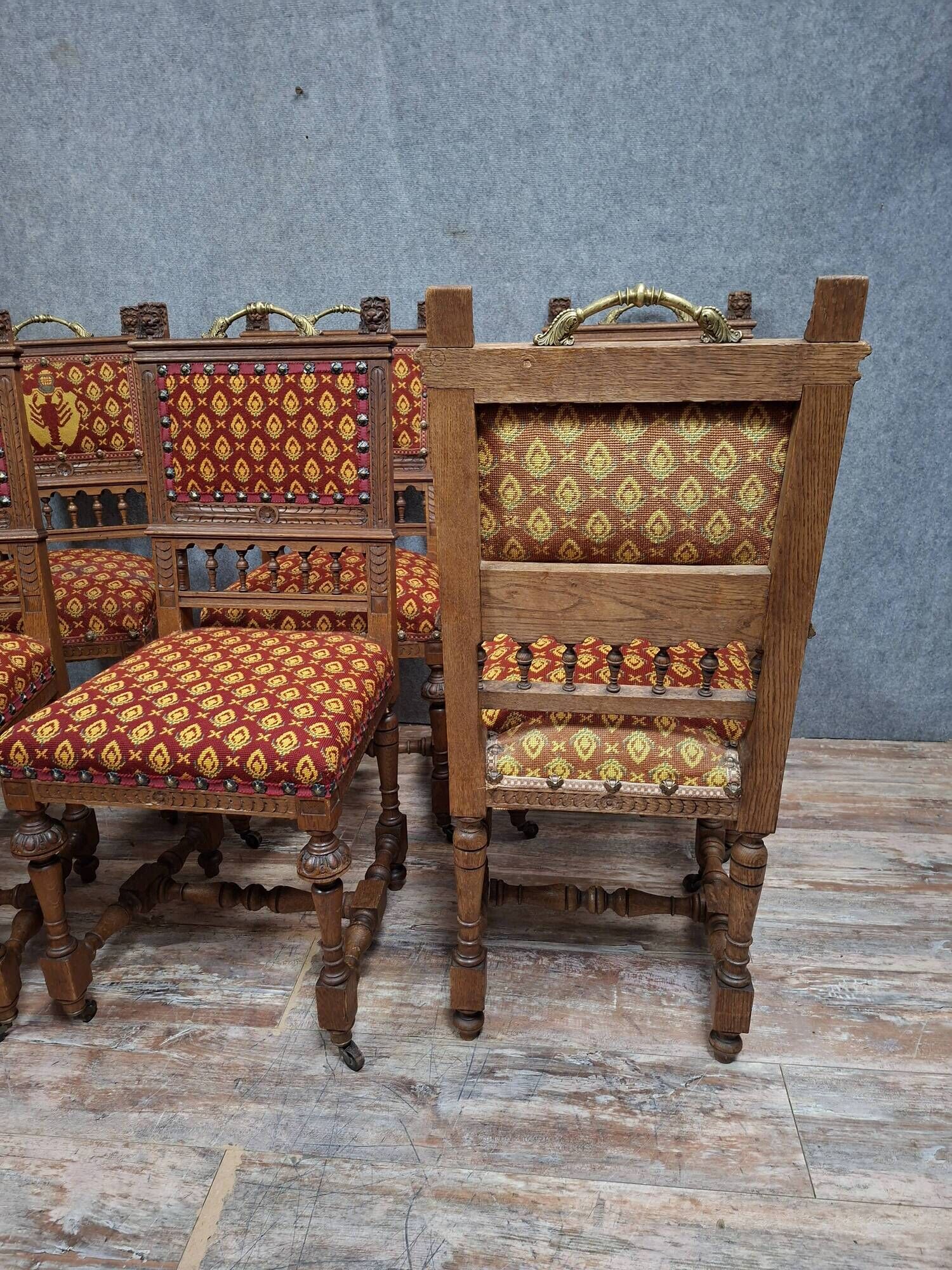 Suite de six chaises en chêne sculpté, de style Renaissance, XIXeme.