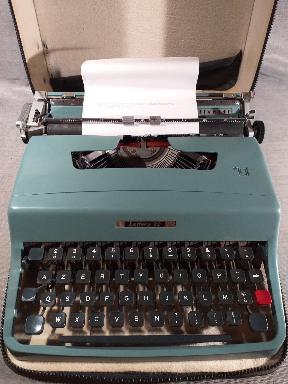 Typewriter olivetti lettera 32