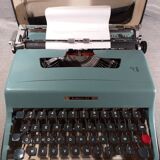 Typewriter olivetti lettera 32