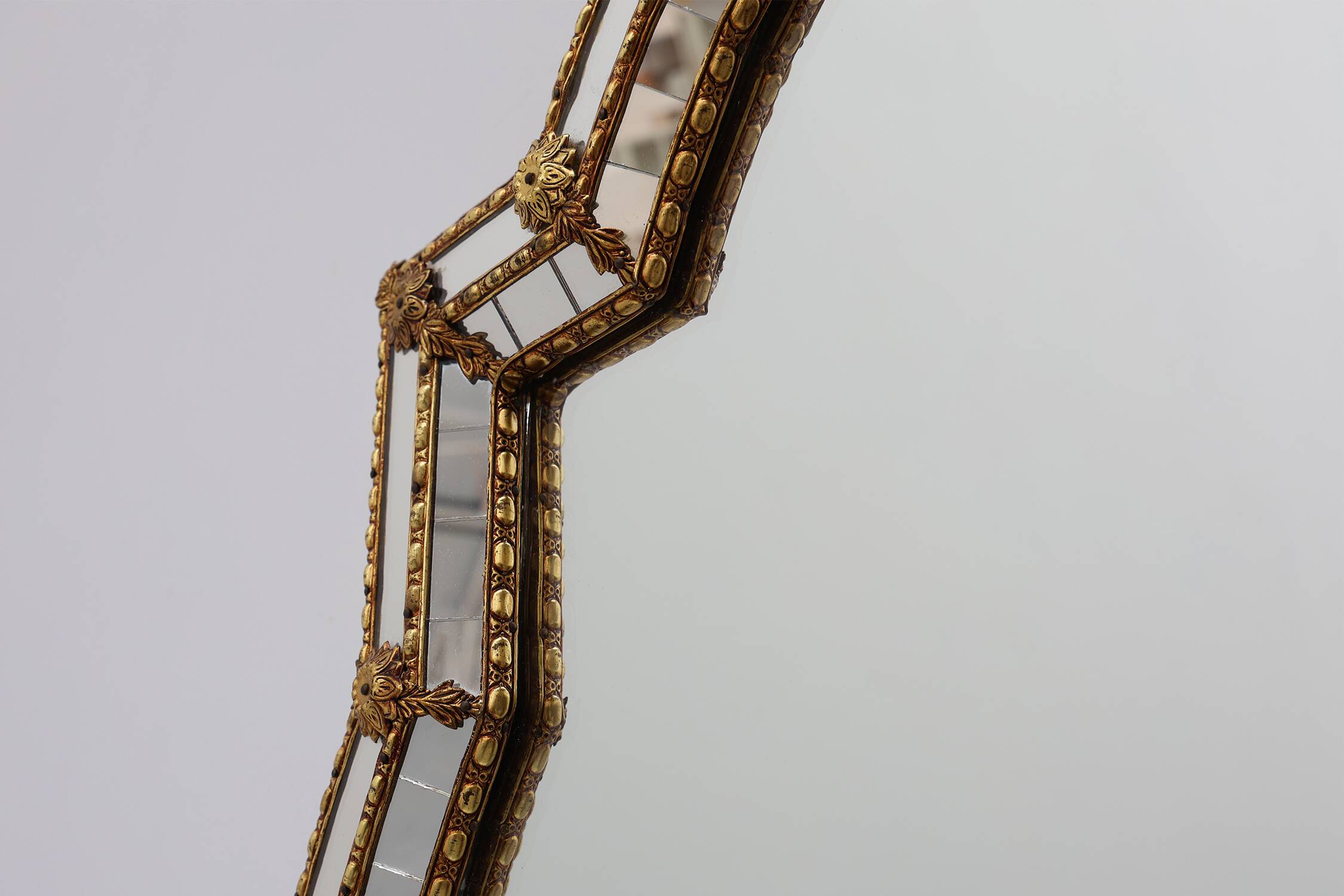 Miroir trapézoïdal en laiton et mosaïque de style vénitien, XXe siècle