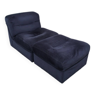 Chauffeuse et son pouf, en velours bleu nuit, 1970/1980