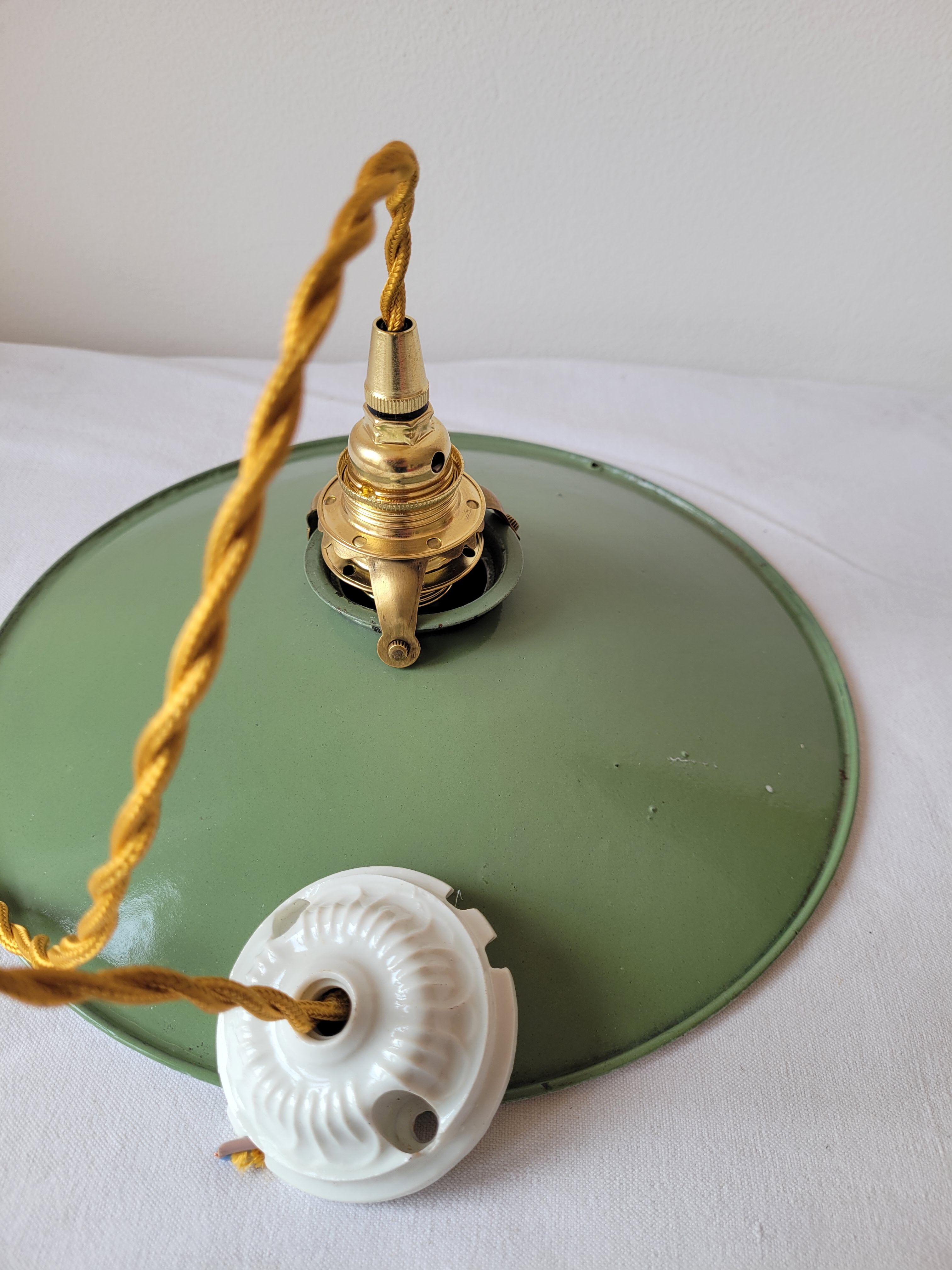 Workshop suspension in enamelled sheet metal