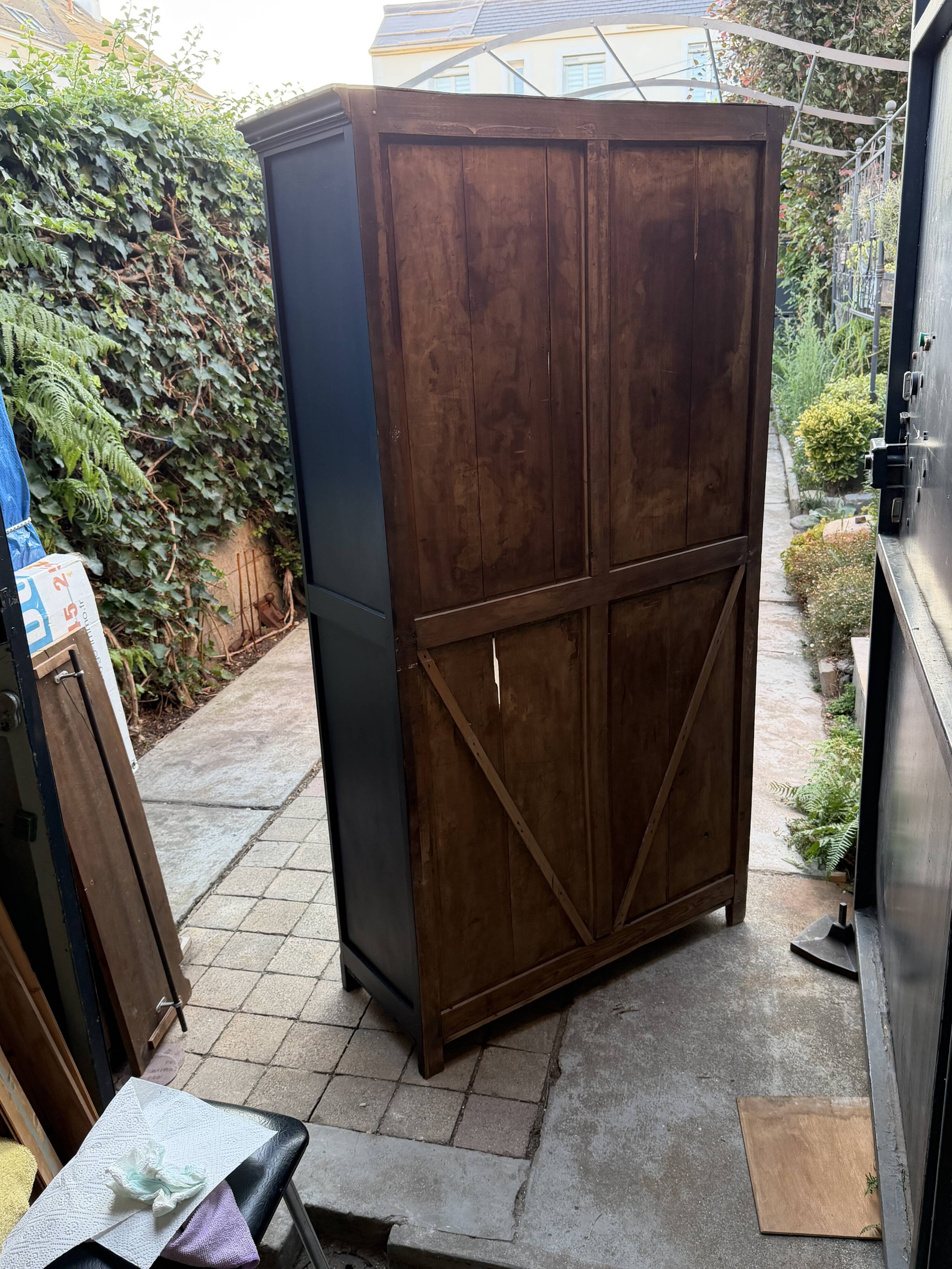 Armoire parisienne noire vitrée rénovée