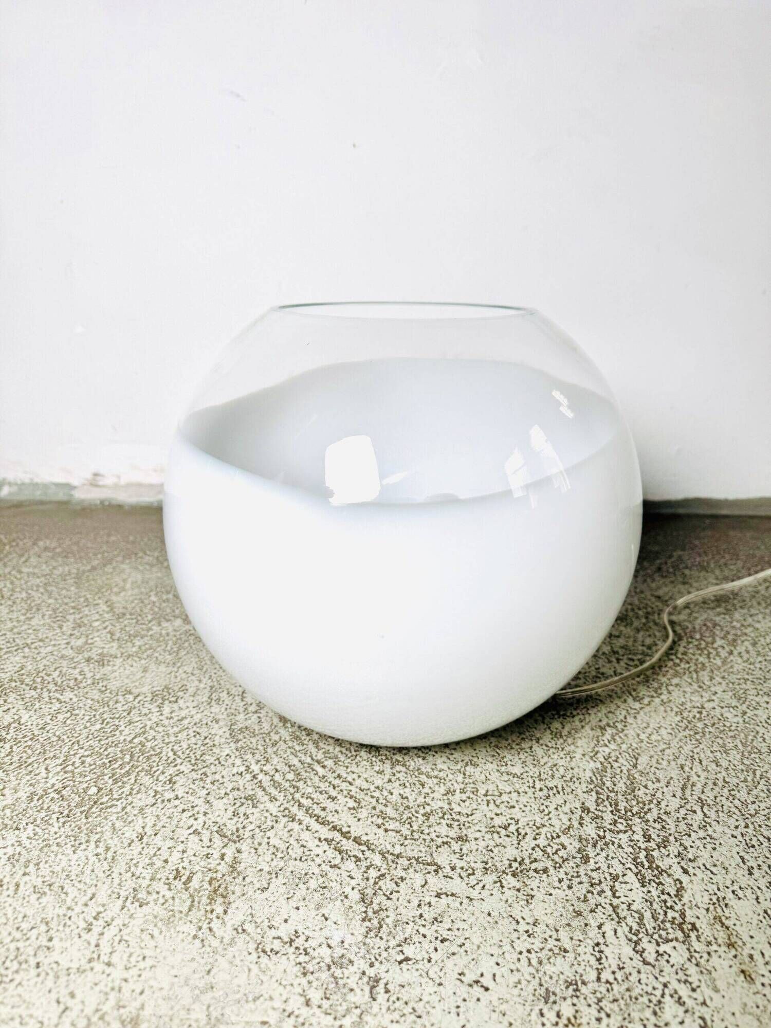 Lampe de table globe grande taille en verre par Ilu Design, Pays-Bas, années 1990.