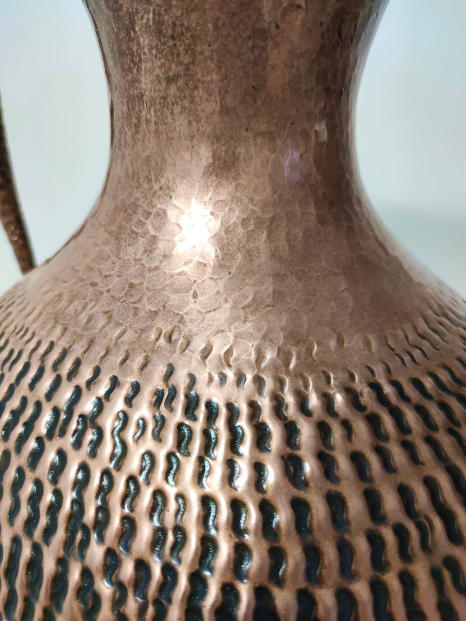 Grand vase pichet en cuivre gaufré par Egidio Casagrande, Italie