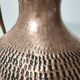 Grand vase pichet en cuivre gaufré par Egidio Casagrande, Italie