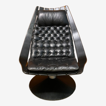 Chaise pivotante, Hans Brattrud, in thermoformed blackened wooden slats and black padded cushions