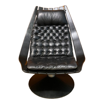 Hans Brattrud Lounge chair pivotante en lattes de bois noirci thermoformé et coussins noirs capitonn