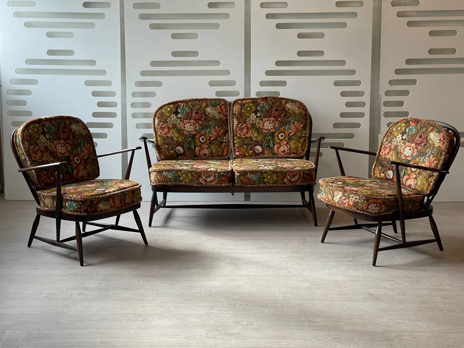 Ercol lounge, Windsor model, 1 two-seater sofa and 2 armchairs.