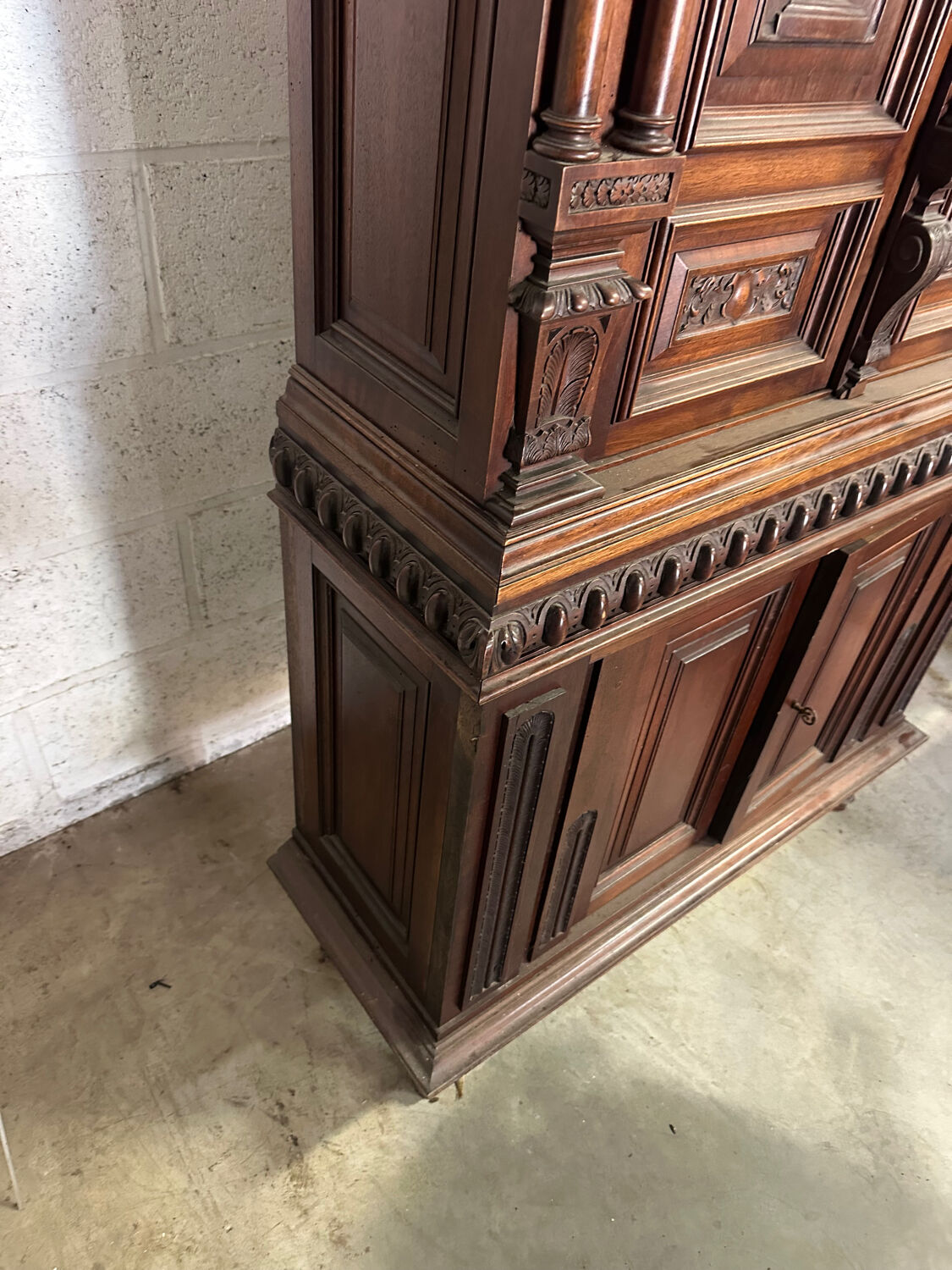 Small Renaissance-style buffet in walnut, 19th century.