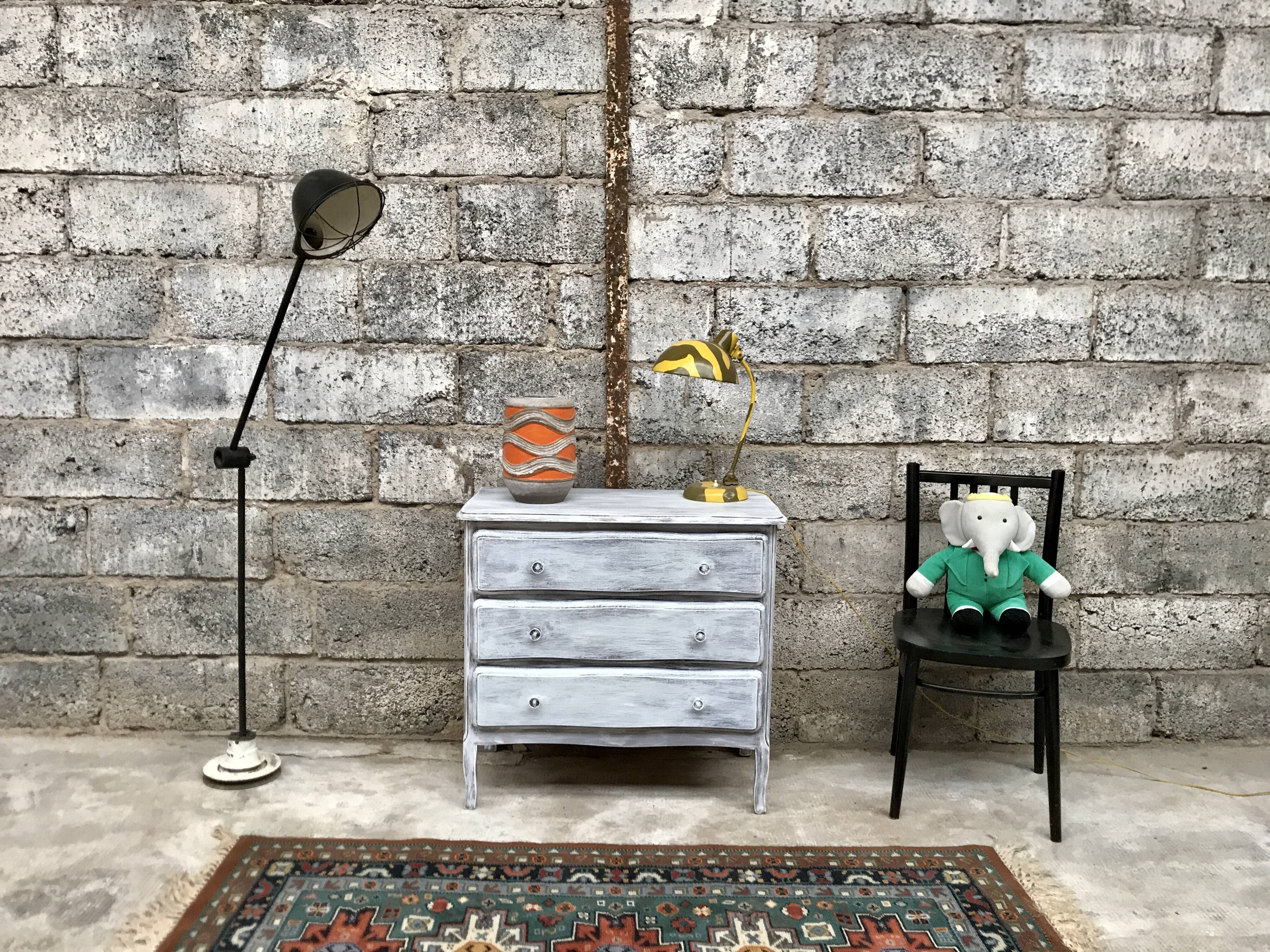 Commode en bois blanche et grise patinée vintage années 70