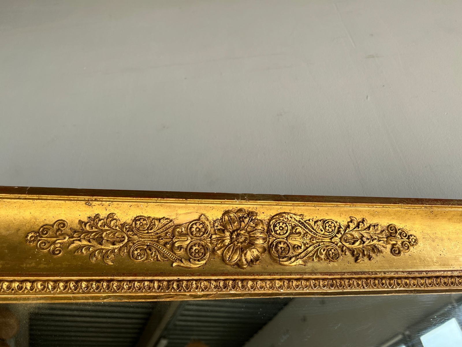 Golden mirror style Restoration decorated with stretched palmettes