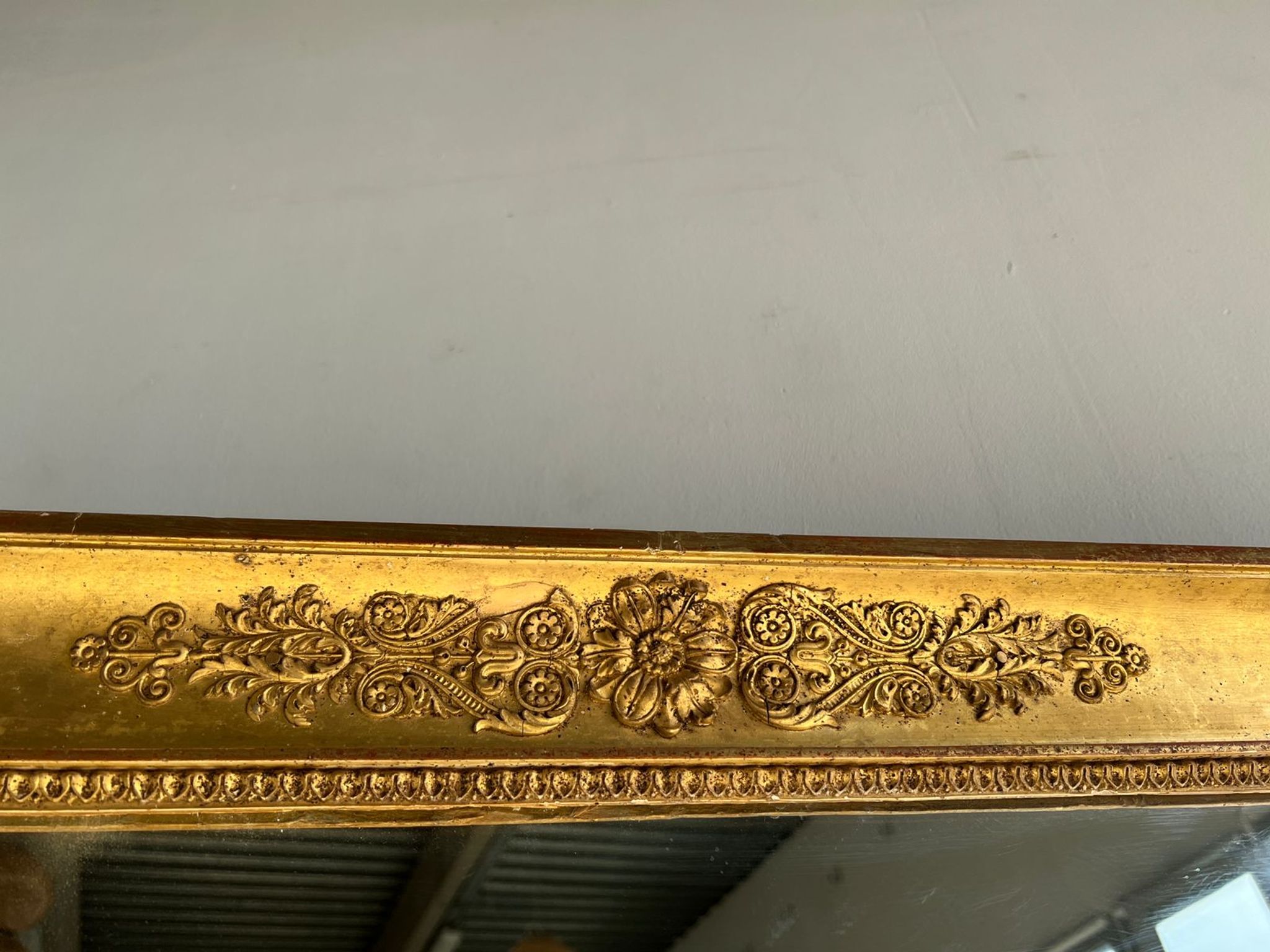 Miroir doré style Restauration à décor de palmettes étirées