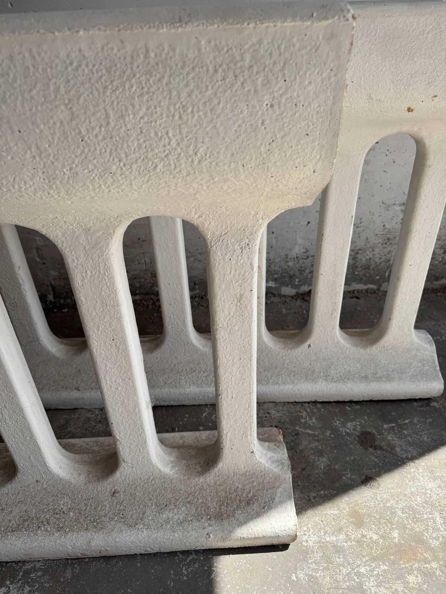 Paire de jardinières sculpturales en béton coulé Off-White, de style brutalisme du milieu du siècle, longues et rectangulaires.