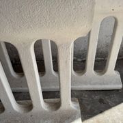 Paire de jardinières sculpturales en béton coulé Off-White, de style brutalisme du milieu du siècle, longues et rectangulaires.