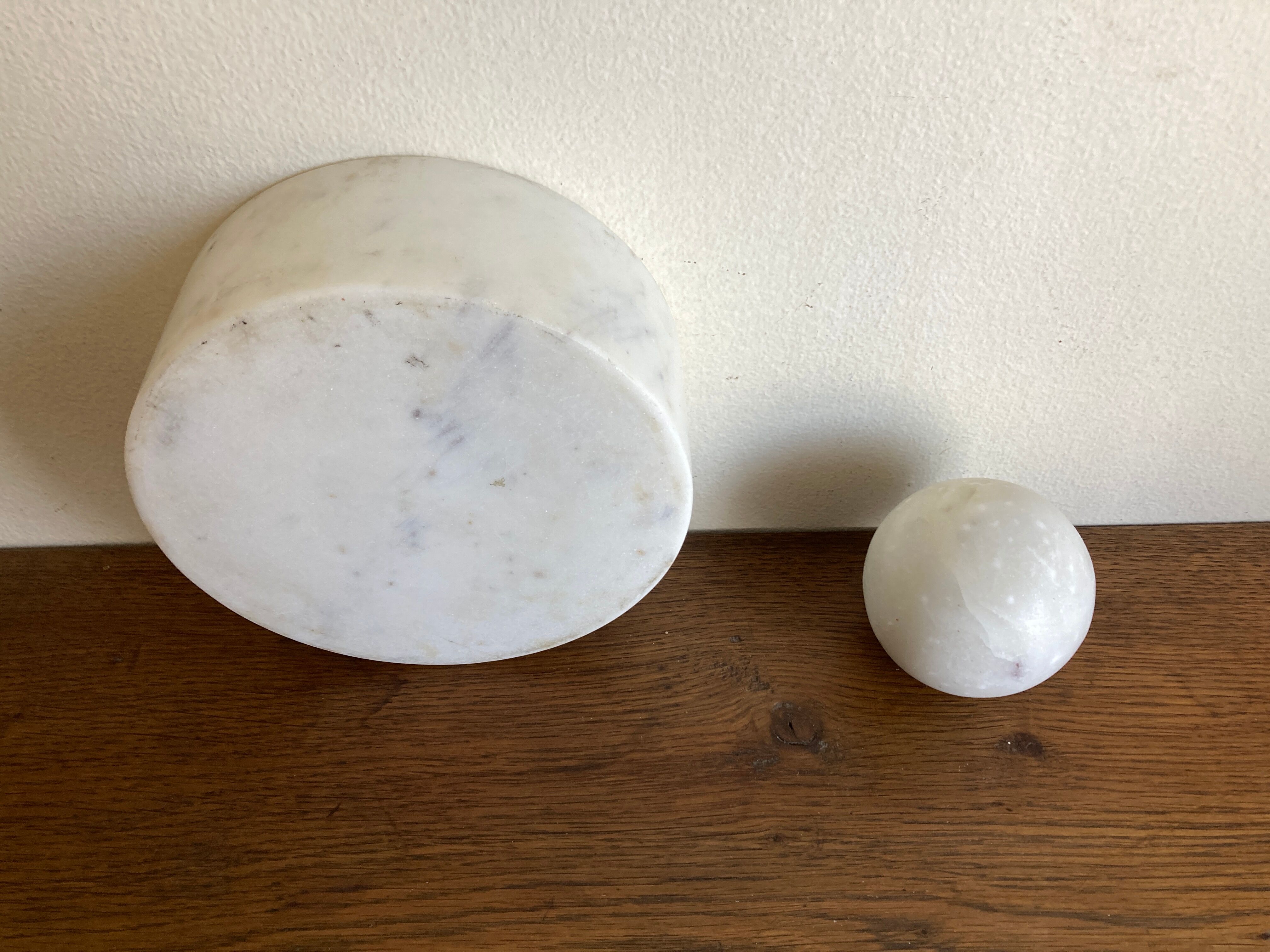 Space Age XXL ashtray in white marble, Italian design 1970.