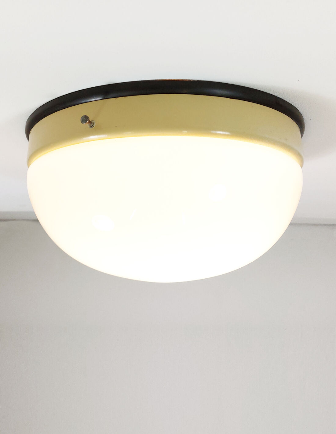 Plafonnier Bauhaus avec verre opalin et bakélite