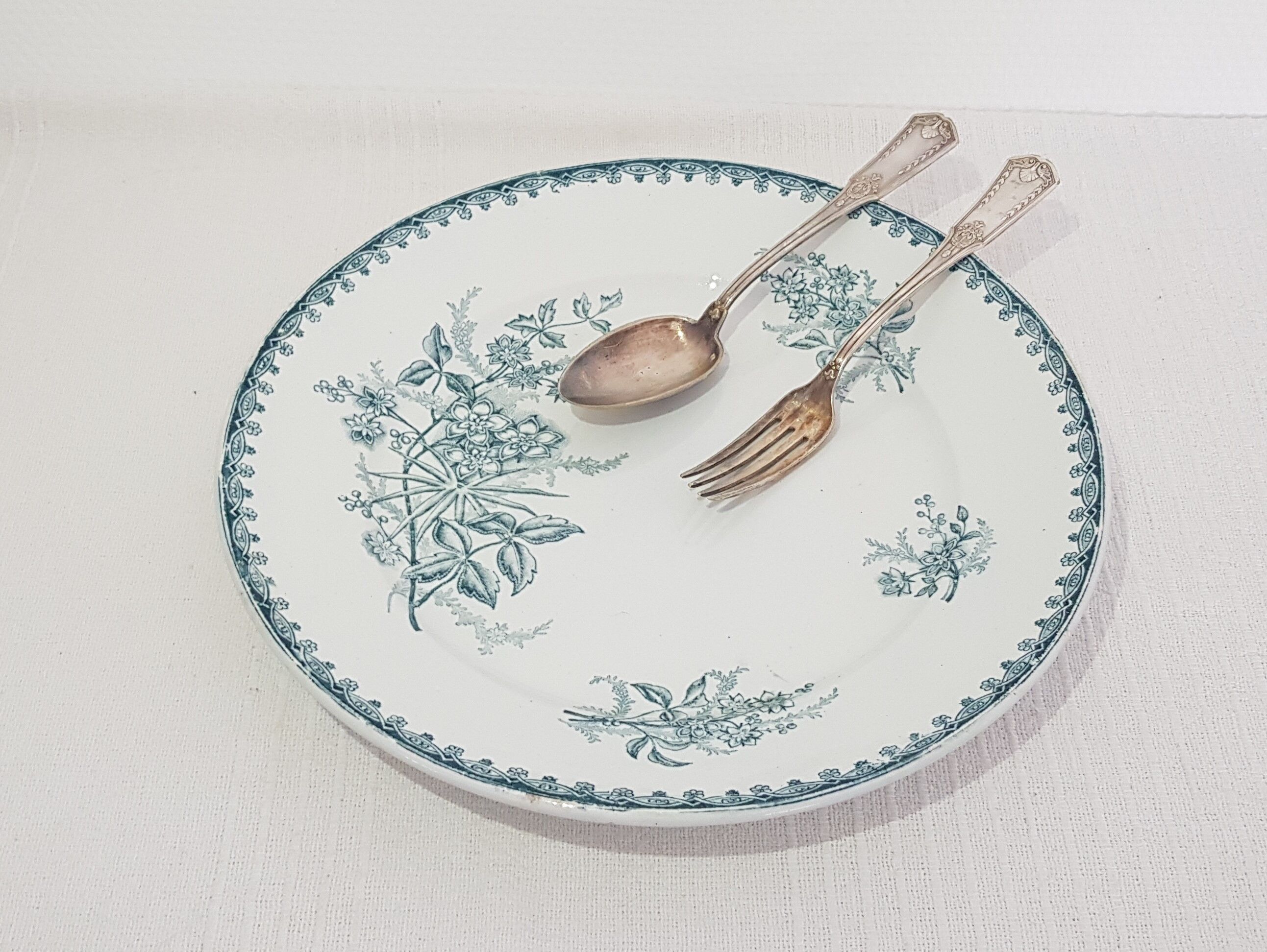 Round dish of service in earthenware Sté Amandinoise model Margot, iron earth.