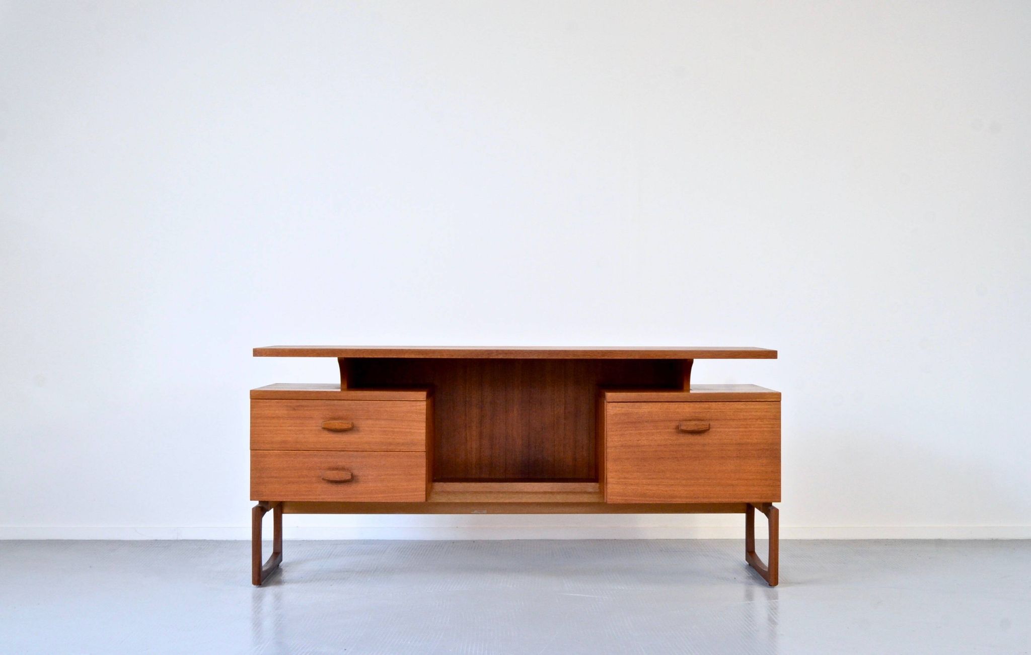 Bureau flottant en teck G Plan vintage. Livraison. Moderne / milieu du siècle.
