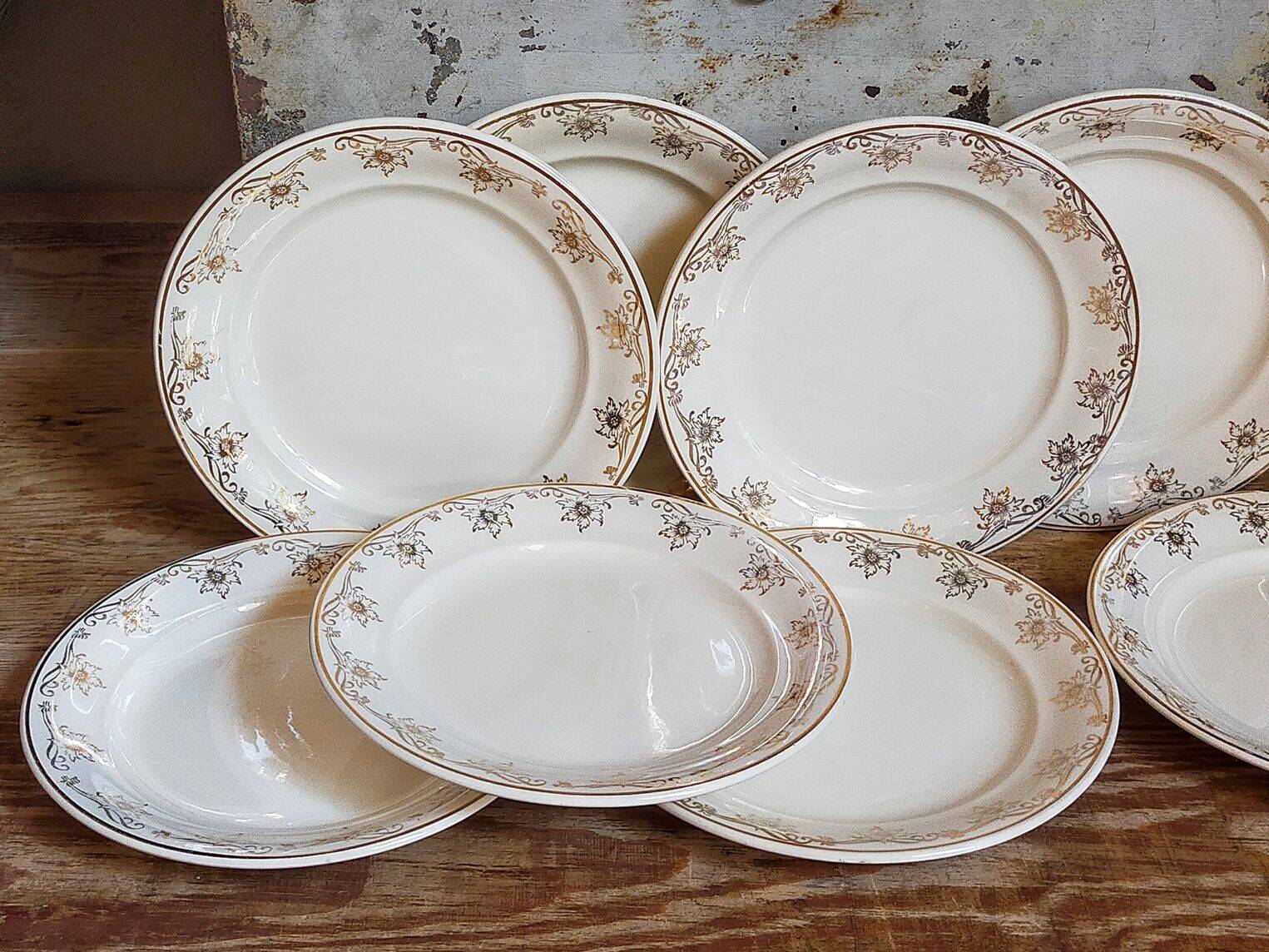 Eight Villeroy & Boch dessert plates with gold decor