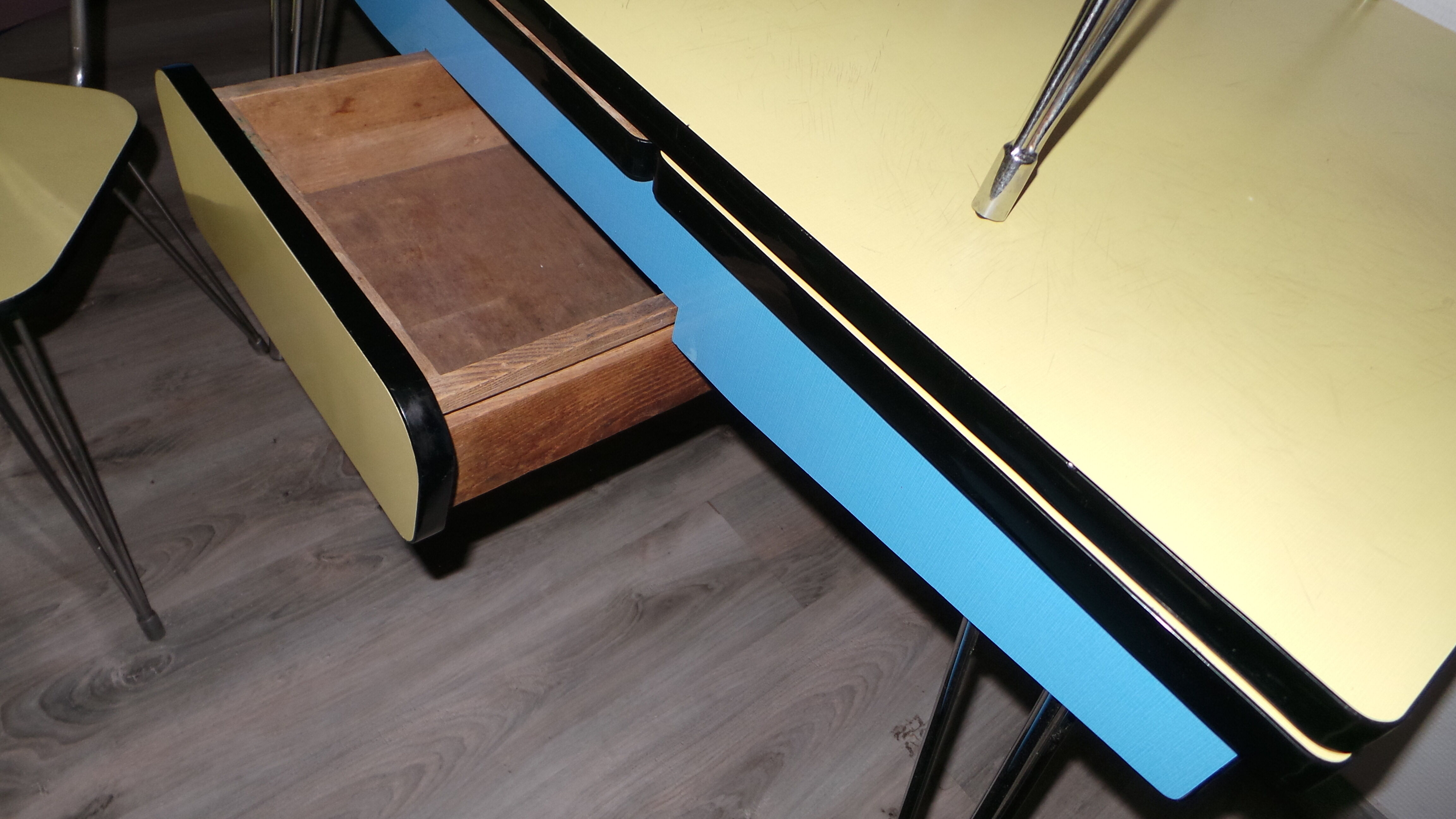 Table et 4 chaises en formica avec pieds eiffels vintage Sif