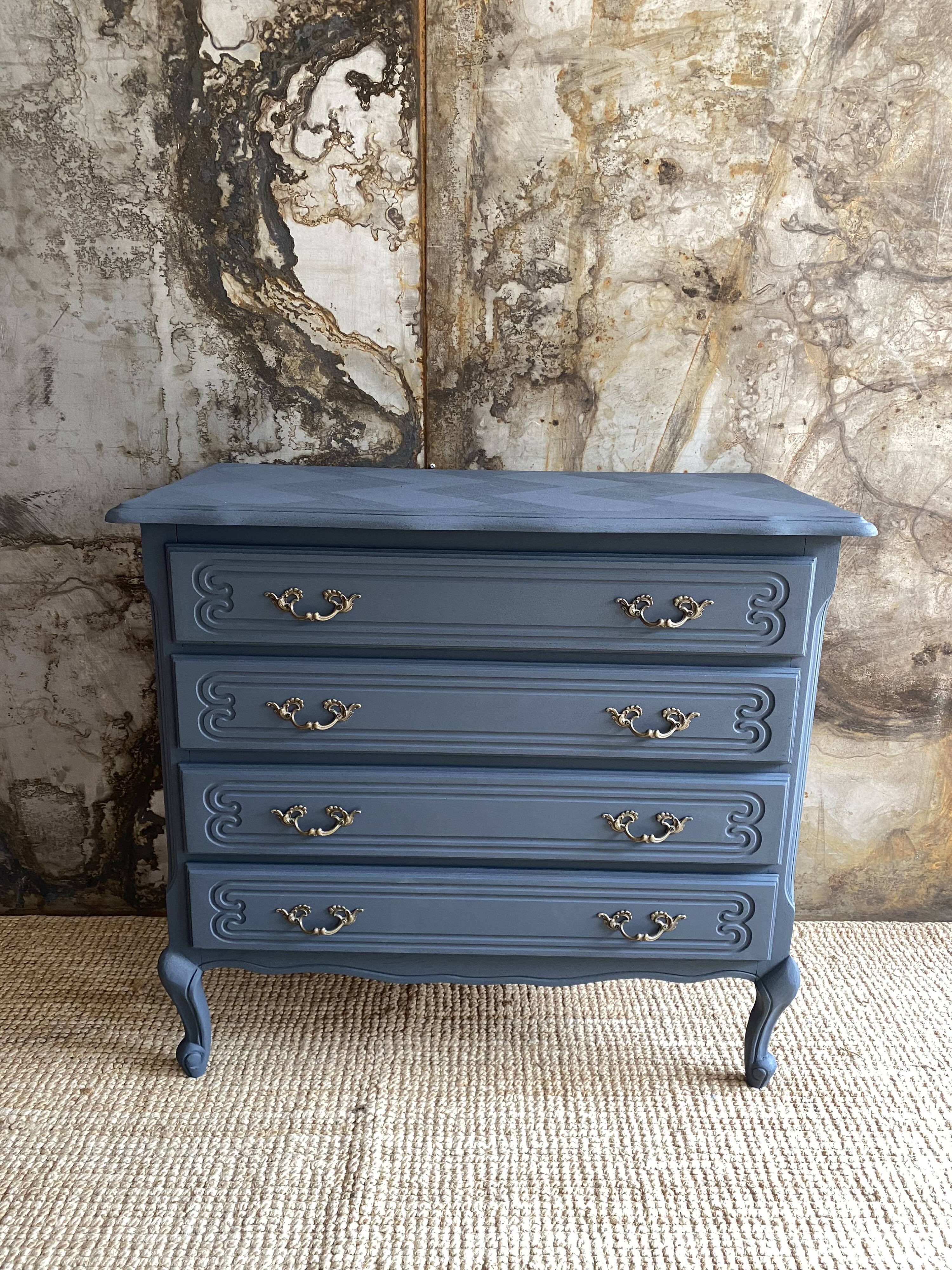 Commode aux pieds courbes
