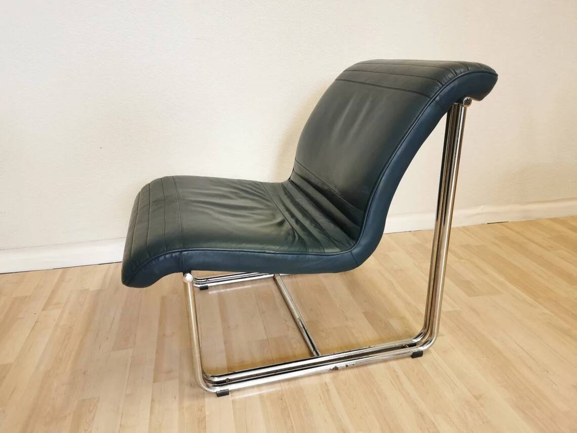 Fauteuil lounge vintage en cuir bleu marine : structure tubulaire chromée, style italien futuriste