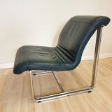 Fauteuil lounge vintage en cuir bleu marine : structure tubulaire chromée, style italien futuriste