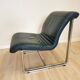Fauteuil lounge vintage en cuir bleu marine : structure tubulaire chromée, style italien futuriste.
