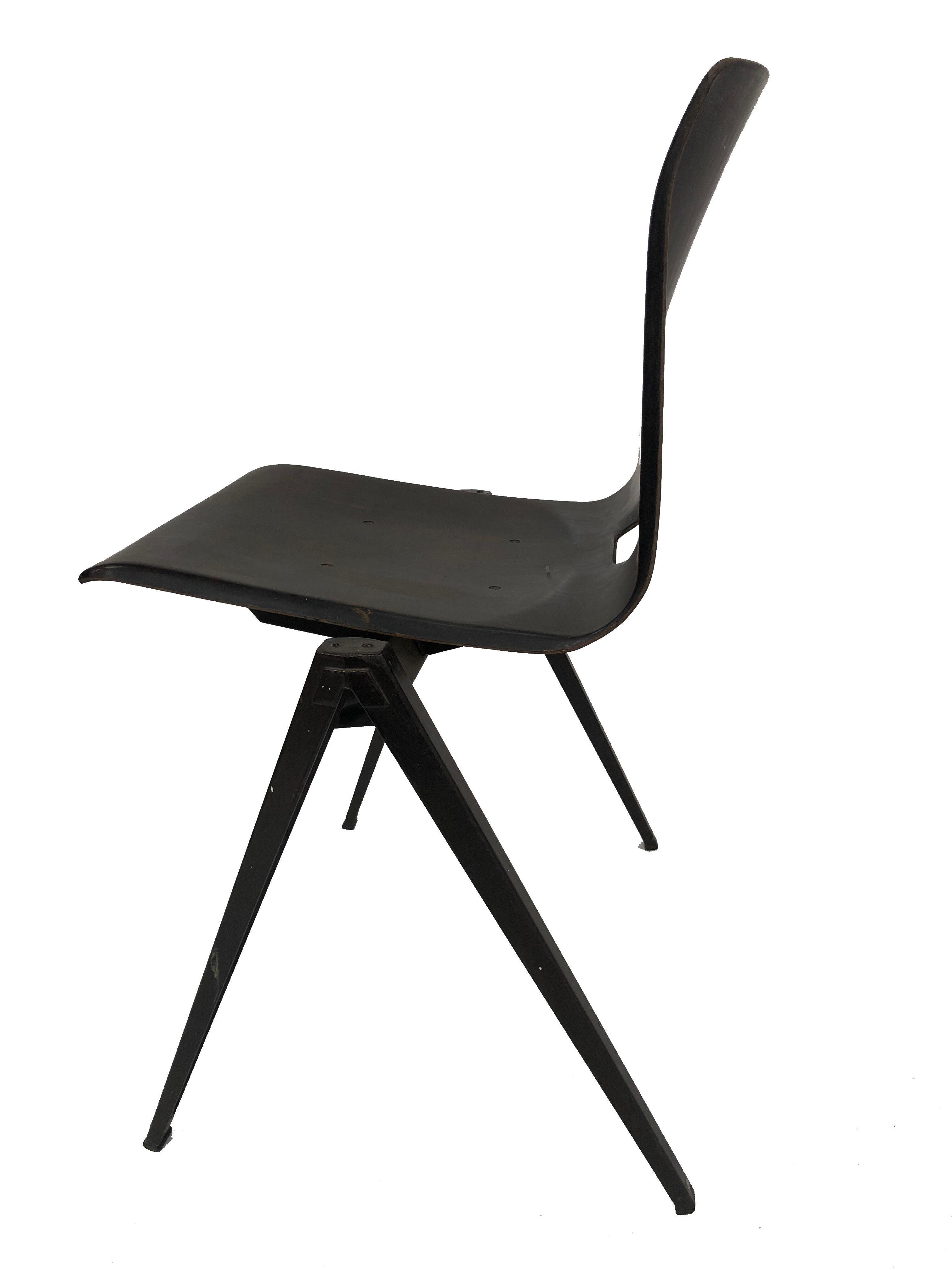 Pagholz Galvanitas S22 stackable school chair