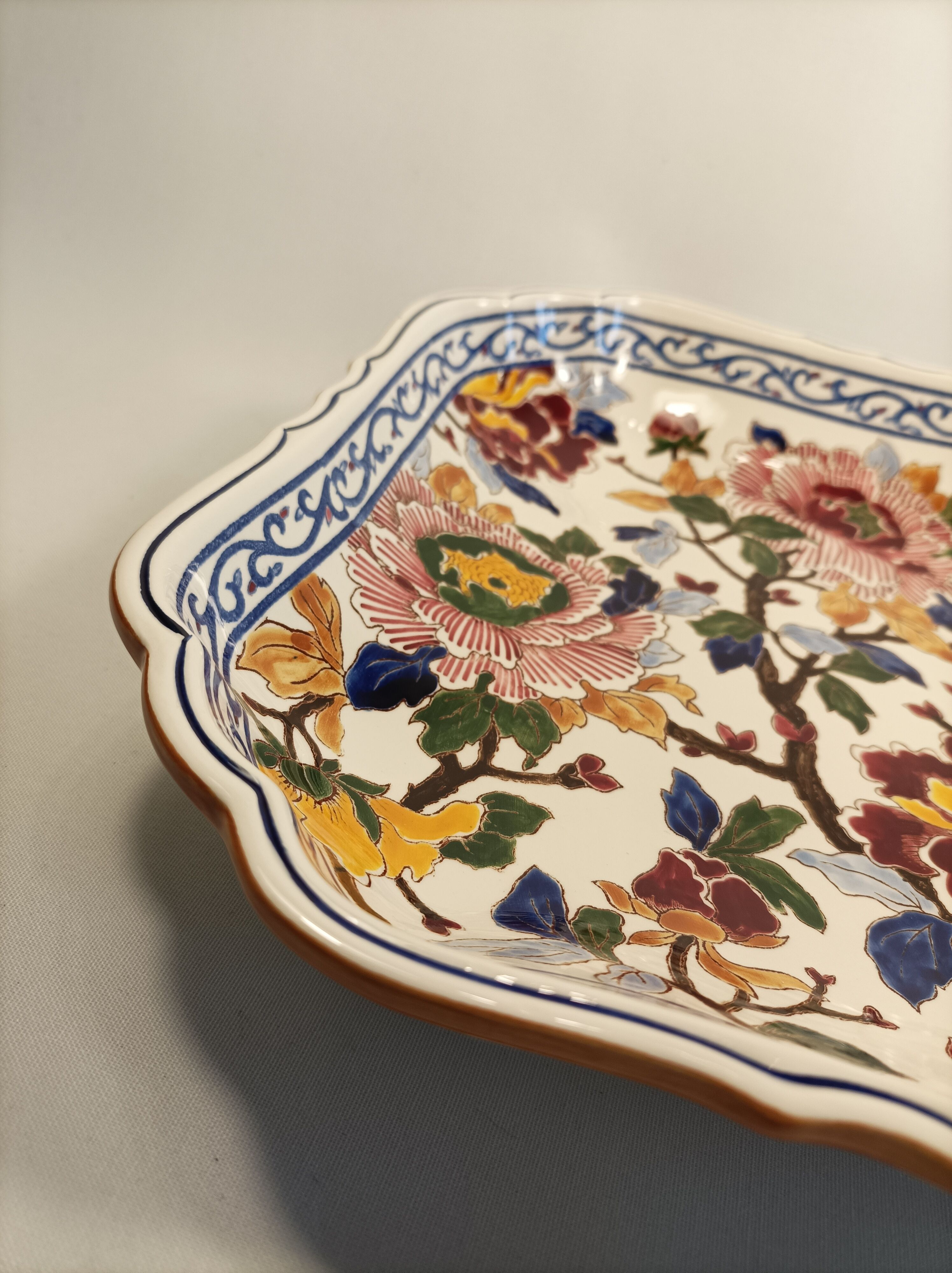 Plat creux modèle pivoine de Gien