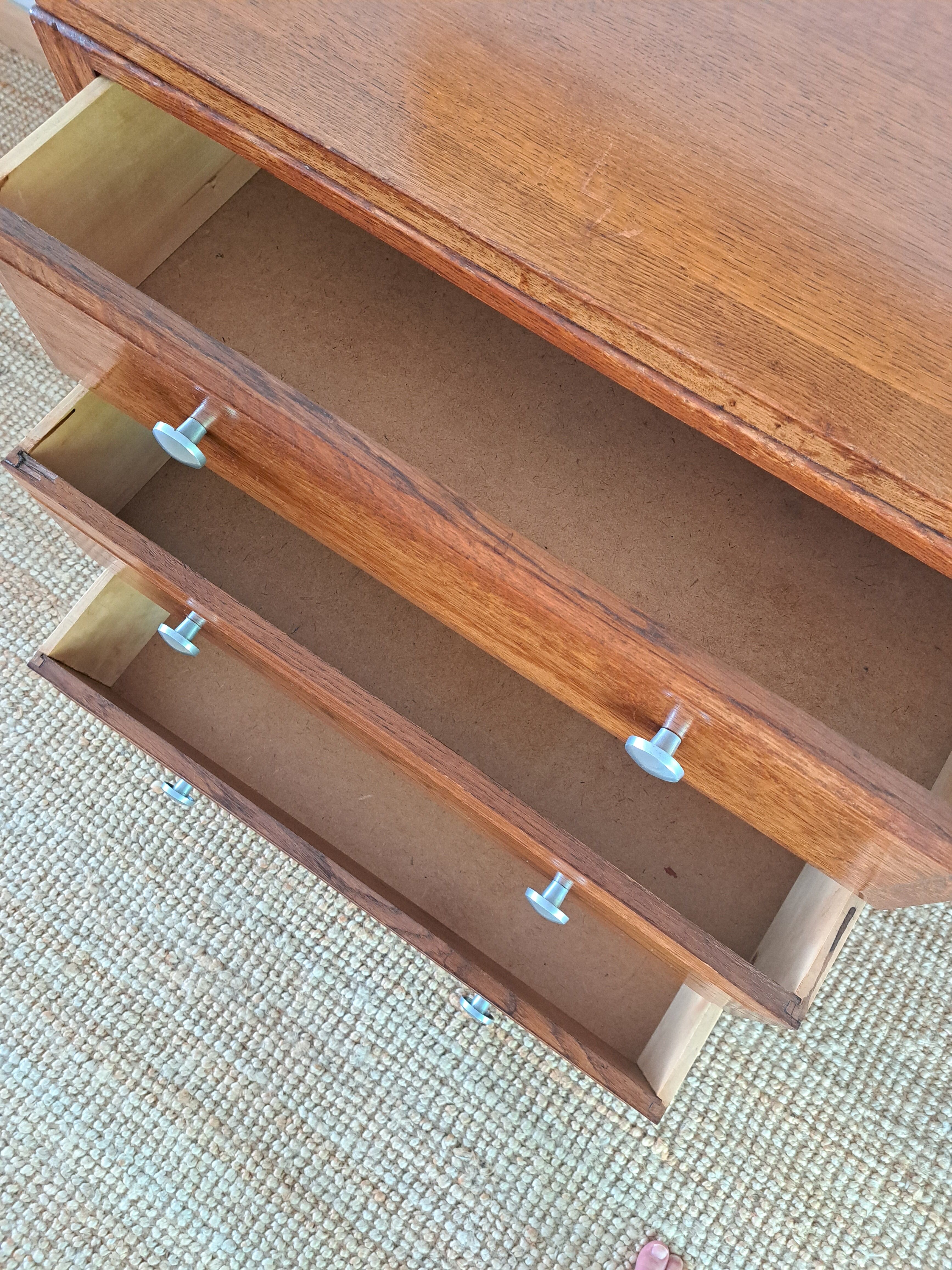 Oak chest of drawers from the 1950s.